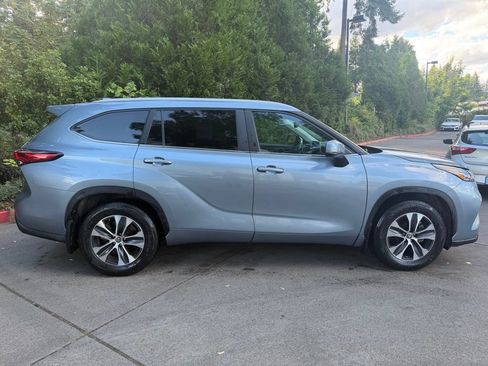 Used 2023 Toyota Highlander XLE FWD image 2
