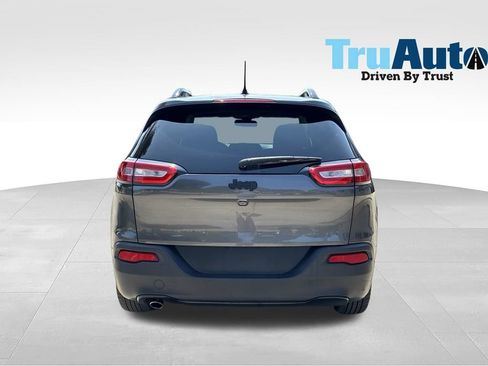 Used 2018 Jeep Cherokee Latitude w/ Altitude Package FWD image 6