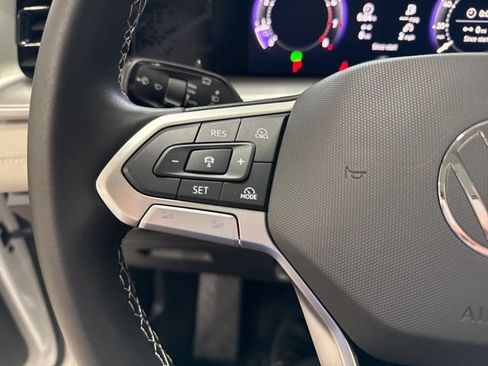 Certified 2025 Volkswagen Tiguan SE w/ Panoramic Sunroof Package image 13