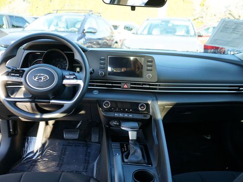 Certified 2023 Hyundai Elantra SEL w/ Preferred Accessory Package image 17