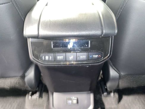 Used 2024 Toyota Highlander XLE AWD/4WD image 25