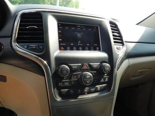 Used 2021 Jeep Grand Cherokee Laredo AWD/4WD image 20
