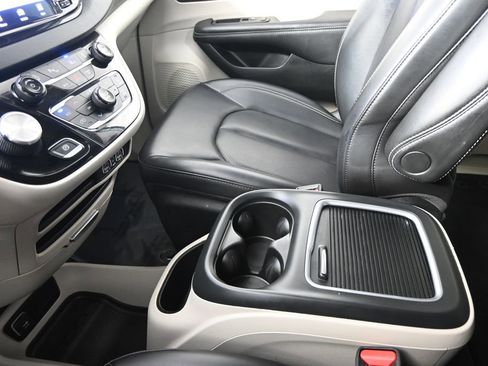 Used 2023 Chrysler Pacifica Touring-L FWD image 35