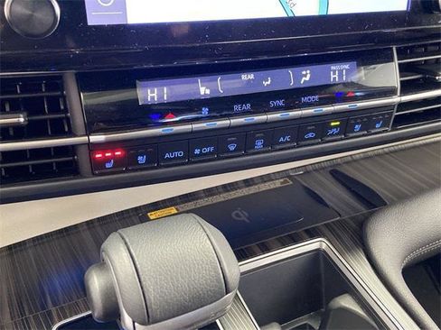 Certified 2024 Toyota Sienna Platinum image 28