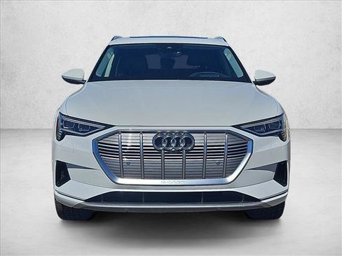 Used 2019 Audi e-tron Prestige w/ Prestige Package image 2