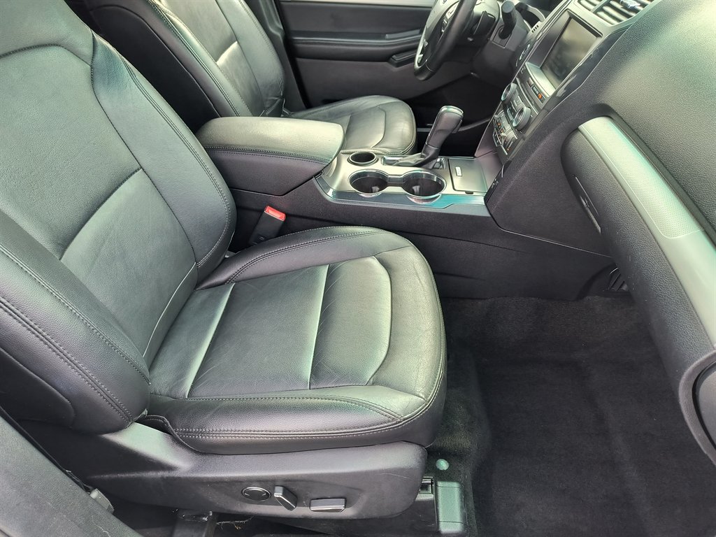 Used 2016 Ford Explorer XLT w/ Equipment Group 202A FWD image 21