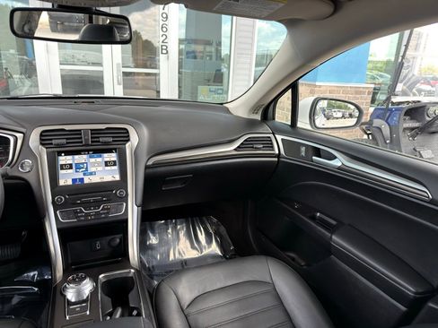 Used 2018 Ford Fusion SE w/ Equipment Group 602A FWD image 25
