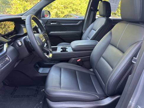 Used 2025 GMC Acadia Elevation w/ Elevation Premium Package AWD/4WD image 5