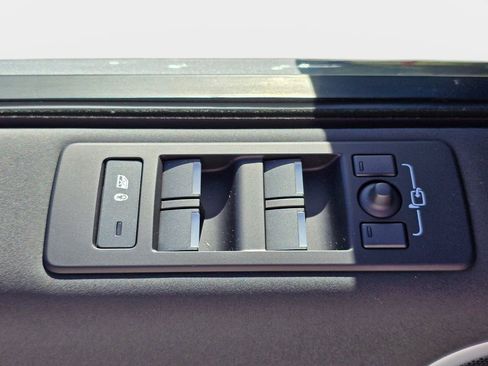 Certified 2025 Land Rover Discovery S AWD/4WD image 29
