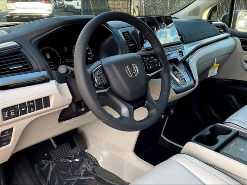 New 2026 Honda Odyssey Touring image 9