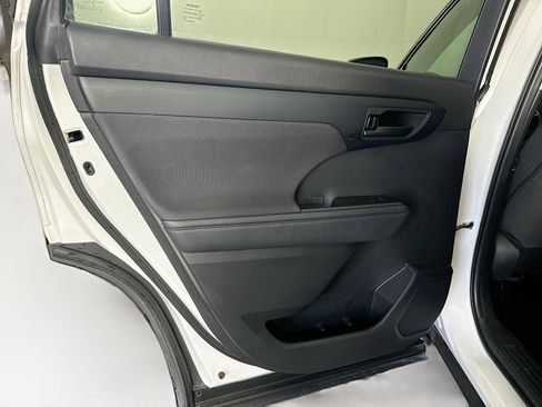 Used 2024 Toyota Highlander LE image 27