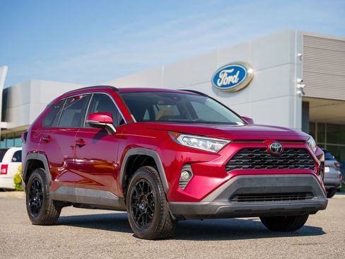Used 2019 Toyota RAV4 XLE w/ Convenience Package FWD image 1