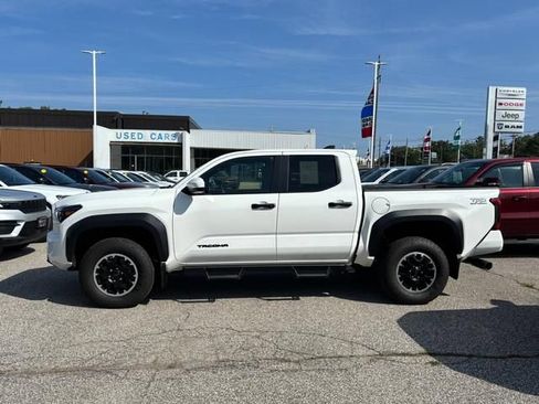 Used 2025 Toyota Tacoma TRD Off-Road AWD/4WD image 7
