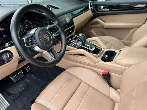 Certified 2022 Porsche Cayenne Platinum Edition image 4