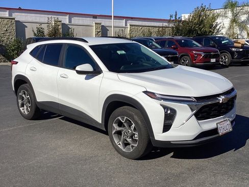 Used 2025 Chevrolet Trax LT w/ LT Convenience Package image 3