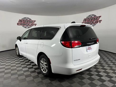Used 2022 Chrysler Voyager LX FWD image 5