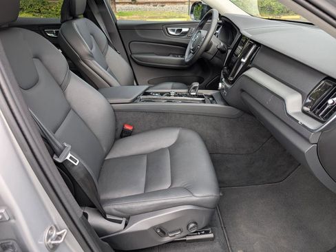 Used 2025 Volvo XC60 B5 Core AWD/4WD image 17