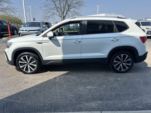 Certified 2023 Volkswagen Taos SE image 4