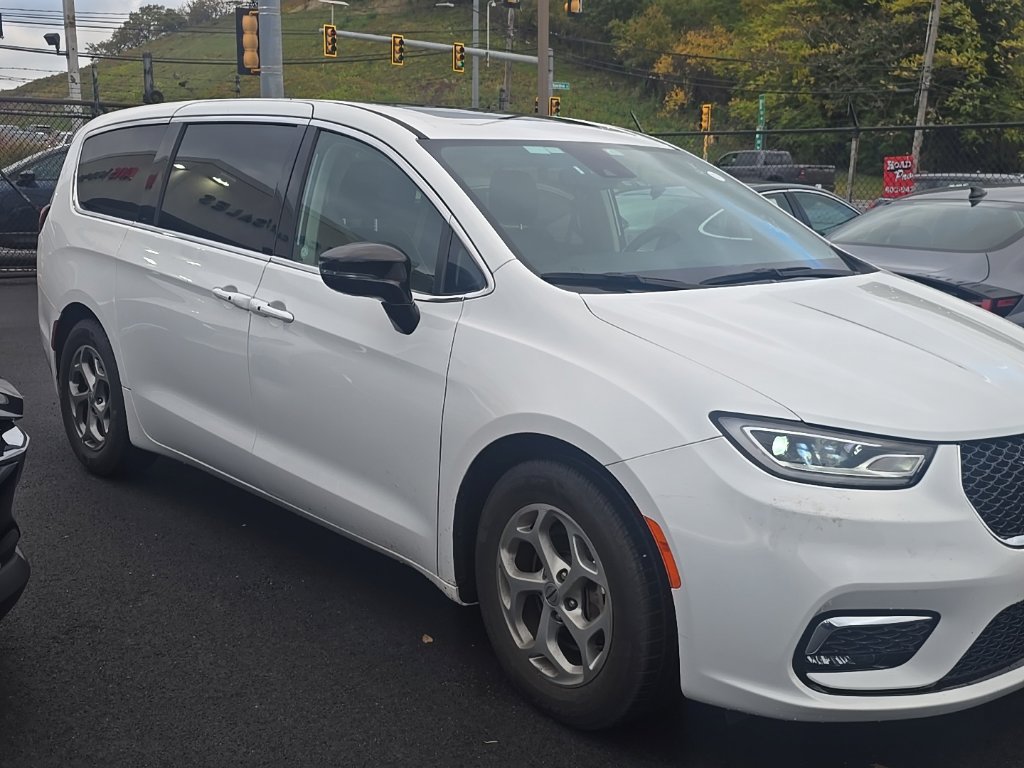 Used 2024 Chrysler Pacifica Limited FWD image 2