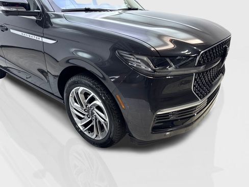 Used 2025 Lincoln Navigator Reserve AWD/4WD image 19
