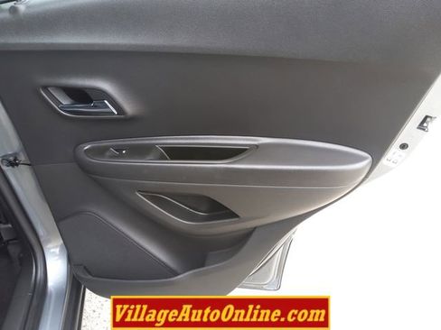 Used 2019 Chevrolet Trax LT w/ LT Convenience Package FWD image 36