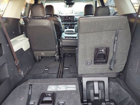 Used 2024 Kia Carnival LX image 10