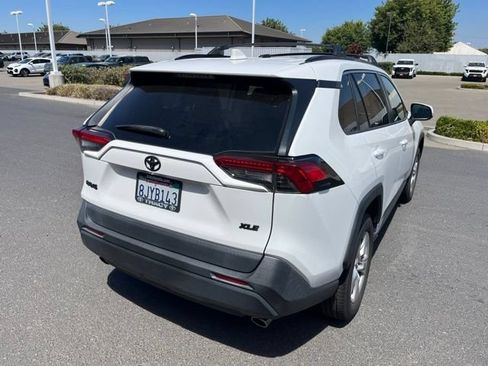 Used 2019 Toyota RAV4 XLE w/ Convenience Package FWD image 4