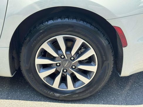 Used 2021 Chrysler Pacifica Touring-L FWD image 11