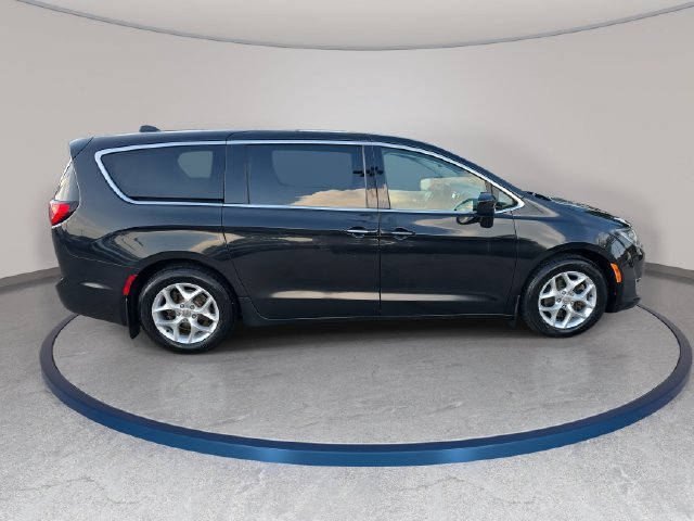 Used 2018 Chrysler Pacifica Touring Plus w/ Tire & Wheel Group FWD image 4
