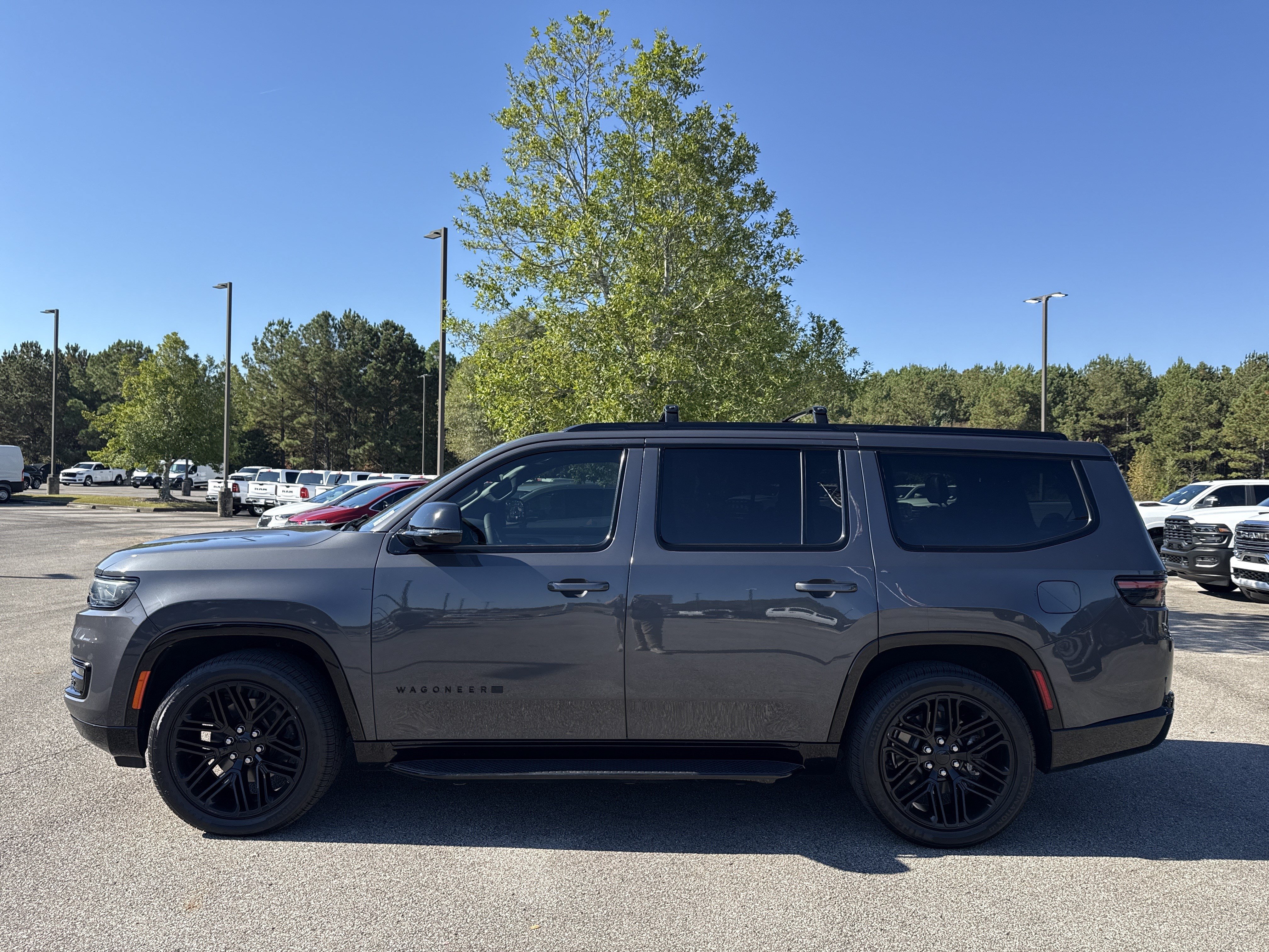 Used 2023 Jeep Wagoneer Series II AWD/4WD image 6