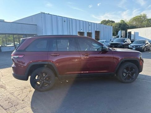 Used 2023 Jeep Grand Cherokee Altitude AWD/4WD image 10
