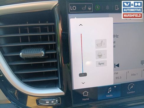 Used 2024 Chrysler Pacifica Touring-L FWD image 3