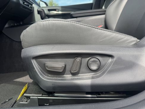 Used 2025 Toyota Camry SE w/ Convenience Package image 11