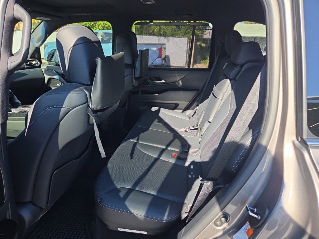 Used 2026 Lexus LX 600 4WD w/ Accessory Package (2T) image 11