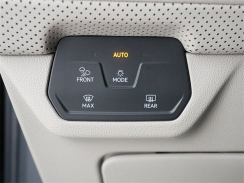 Certified 2025 Volkswagen Atlas SE image 24