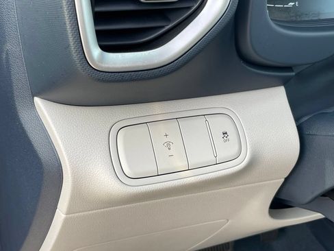 Used 2024 Hyundai Venue Limited FWD image 12
