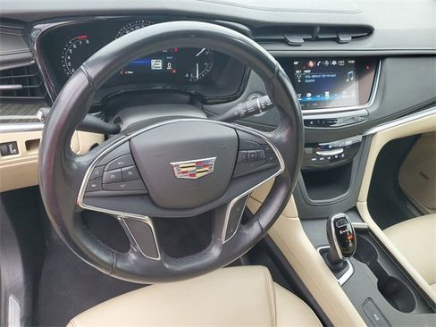 Used 2018 Cadillac XT5 FWD image 18