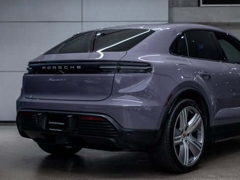 Certified 2025 Porsche Macan 4S Electric AWD/4WD image 25