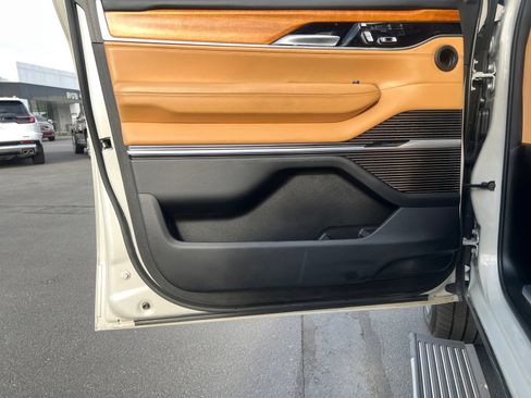 Used 2022 Jeep Grand Wagoneer Series III AWD/4WD image 18