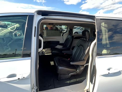 Used 2023 Chrysler Pacifica Touring-L FWD image 12