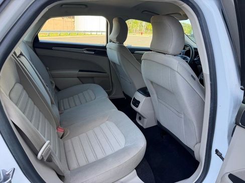 Used 2019 Ford Fusion SE FWD image 18