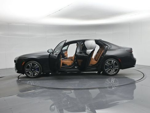Used 2023 BMW 740i w/ Parking Assistance Package RWD image 4
