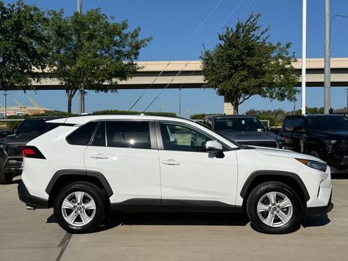 Used 2021 Toyota RAV4 XLE w/ Convenience Package FWD image 5