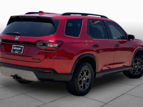 Used 2025 Honda Pilot TrailSport image 12