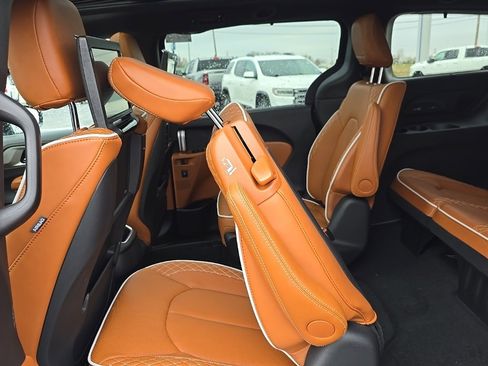 New 2026 Chrysler Pacifica Pinnacle image 48