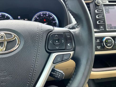 Used 2019 Toyota Highlander Limited FWD image 25