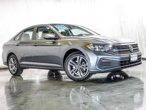 Used 2024 Volkswagen Jetta SE FWD image 2