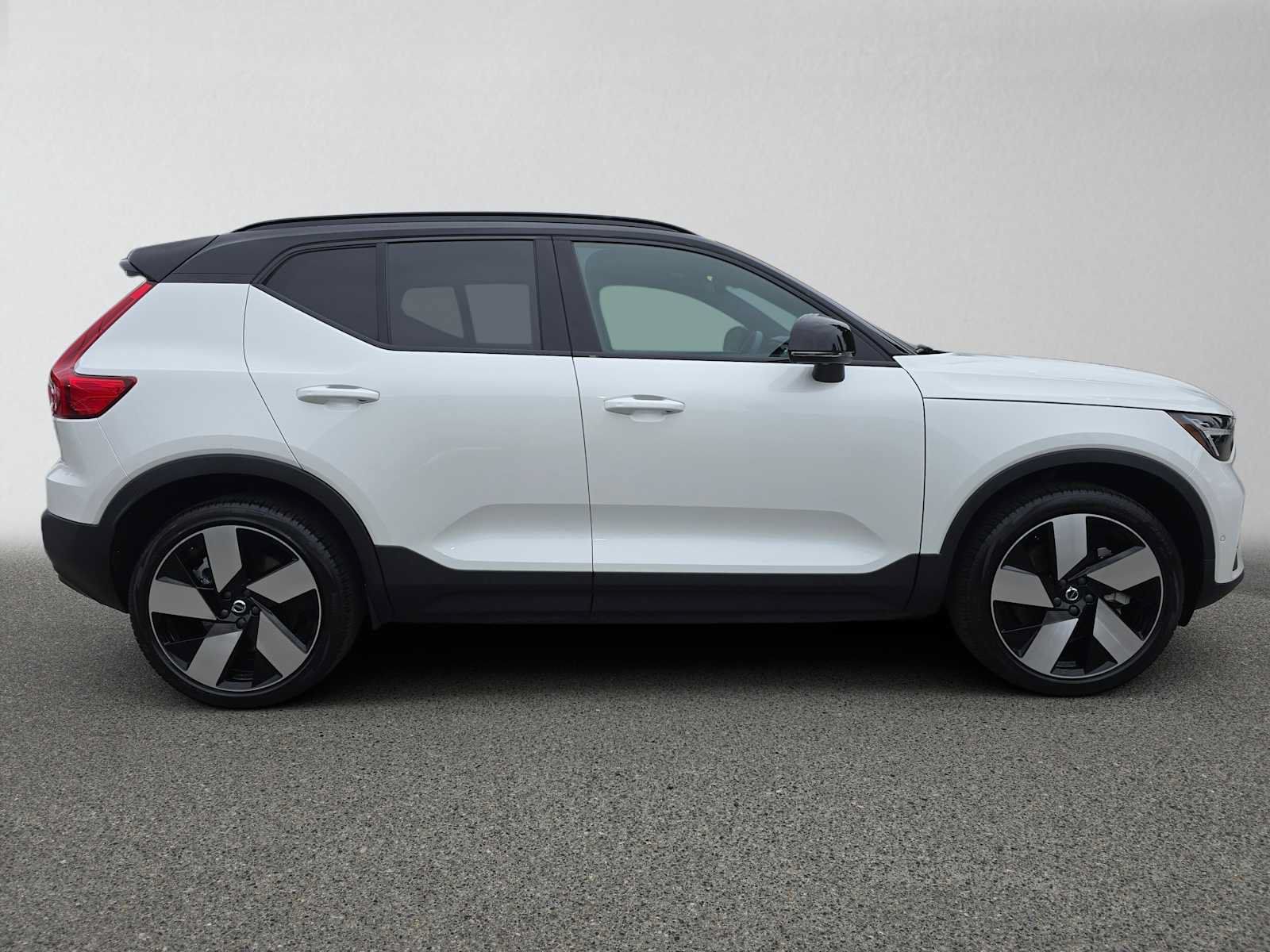 Used 2024 Volvo XC40 Recharge Plus w/ Protection Package Premier AWD/4WD image 3