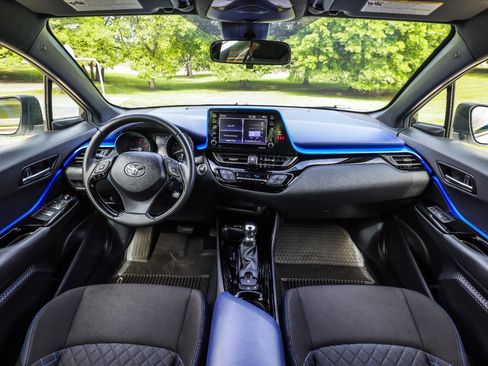 Used 2020 Toyota C-HR XLE FWD image 2