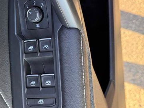 Used 2024 Volkswagen Tiguan SE R-Line FWD image 17